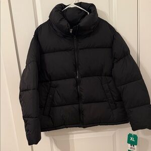 NWT Hudson Black true puffer coat with stand-up collar and zip closure. Size XL.